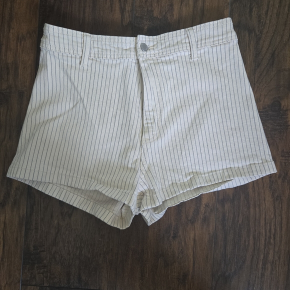 Universal Thread Cream Ribbed High-Rise Shorts - Picture 2 of 6